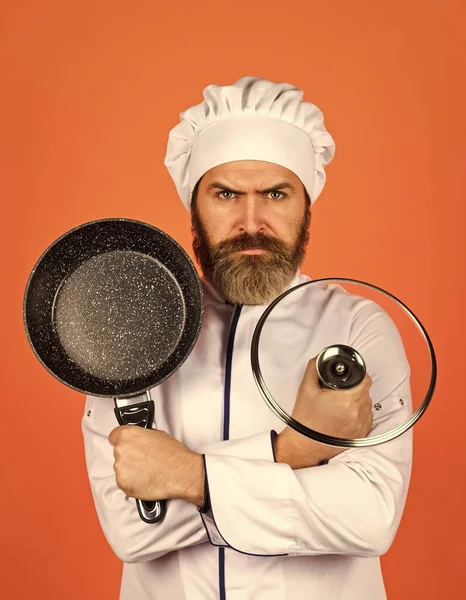 Cozinhar regularmente. Preparando comida na cozinha. Cozinhar conceito de comida. Frigideira de alta qualidade. Homem barbudo cozinhar uniforme branco. Cozinhar como um profissional. Refeição saborosa fácil preparada em casa. Café da manhã caseiro — Fotografia de Stock