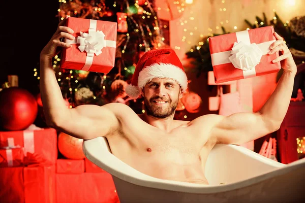 Şimdiki zamanın gücü. Kaslı adam küveti gevşet. Seksi olgun adam banyosu. Kış tatili Kış dekorasyonları. Yeni yılın kutlu olsun. Erotik dilek. Cezbedici hissediyorum. En iyi Noel hediyesi. Noel spa 'sı — Stok fotoğraf