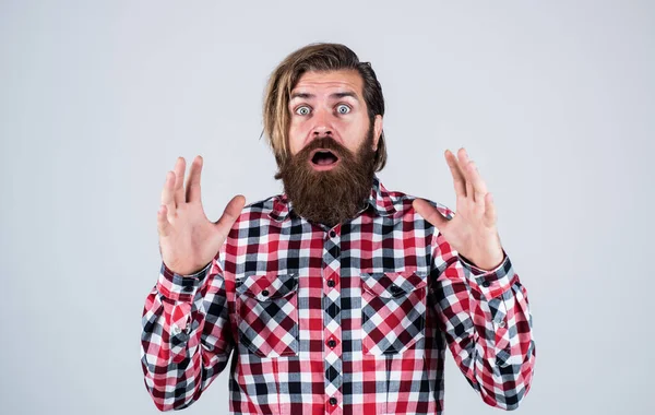 Oh meu Deus. Retrato de hipster barbudo. um tipo com barba comprida e bigode na cara. homem confiante bonito tem penteado perfeito. homem barbudo surpreso em camisa quadriculada. conceito de beleza masculina — Fotografia de Stock