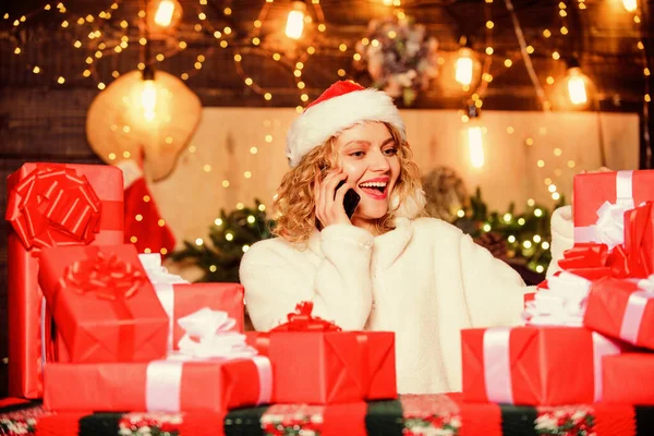 Mi congratulo con lui. vacanza invernale. Shopping di Capodanno. felice anno nuovo. consegna regalo di Natale. ragazza con scatola regalo di Natale. Cyber lunedì. Una donna a Natale. vendite di Natale. Concetto giorno di boxe — Foto Stock