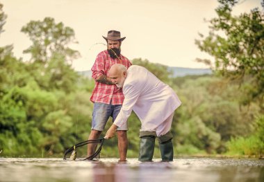 Eğlenmene bak. Balıkçılar. İyi yakaladın. Emekli işadamı. Erkek arkadaşlığı. İyi kar. Dedem ve Drandson balık tutuyor. Fisher emekliliği kutluyor. İyi prodüksiyon. Hobi ve eğlence. Başarı