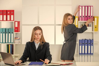 Tam konsantrasyon. Zor bir gündü. İyi iş ortakları. Ortaklık ve işbirliği. Patron ve çalışan. Ofiste sekreteri olan bir iş kadını. Modern ofis hayatı. Yöneticiyle CEO