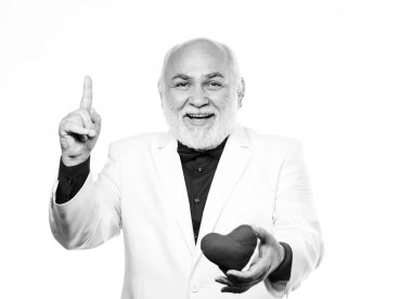 Sadece ilham geldi. Sevgililer Günü. Donör nakli. Mutlu olgun adam kırmızı kalbi tutar. Aşk ve romantizm. Sakallı iş adamı. Kalp krizi. Sağlık hizmeti tedavisi. kalple ilgili sorunlar