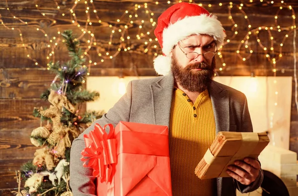 Homem barbudo hipster usar Papai Noel segurar um monte de letras e caixa de presente. Carta para o Pai Natal. Homem barbudo com óculos a ler para o Pai Natal. Espírito de milagre de inverno. Posto para Papai Noel — Fotografia de Stock