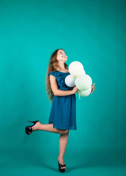 Słodkie dziecko w sukienka trzymać strony balony, wakacje — Zdjęcie stockowe