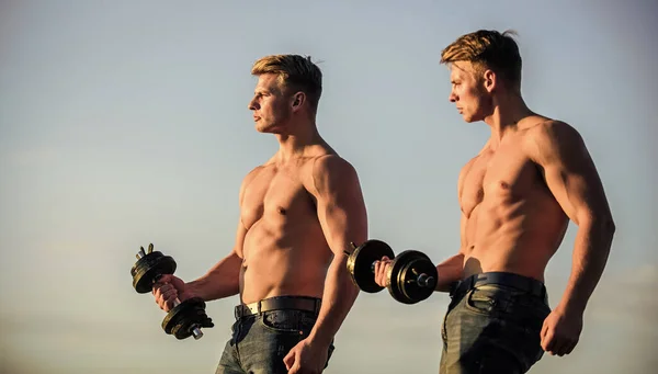 健康的运动身体。性感的躯干迷人的身体。阳刚的概念。加倍的力量肌肉双胞胎。男人兄弟肌肉男天空背景。强壮的肌肉健美运动员。迷人的双胞胎 — 图库照片
