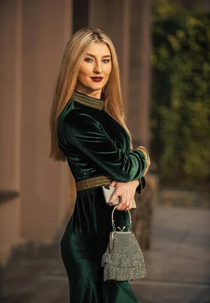 Uma mulher perfeita. acessório de embreagem glam. mulher elegante em vestido de veludo verde. glamour veludo têxtil. mulher de negócios sexy ao ar livre. vida moderna. menina loira cuidados gem pedra bolsa ou bolsa — Fotografia de Stock