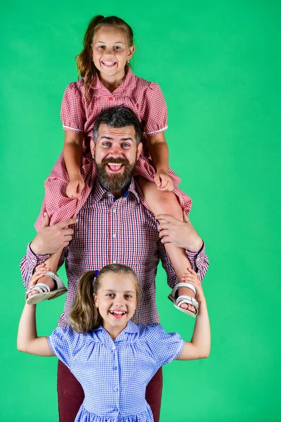Bavte se. šťastný rodinný koncept. vousatý otec se dvěma malými dívkami. Děti milují svého otce. Děti s tátou. mezinárodní dětský den. Šťastné dětství. rodinné hodnoty. Den otců — Stock fotografie
