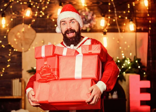 Пусть ваш дом будет наполнен всеми радостями сезона. Празднование Нового года. Санта Клаус хранит много подарков. Празднуйте с радостью. Отпразднуйте зимние праздники. Мужчина бородатый Санта празднует Рождество с подарками — стоковое фото
