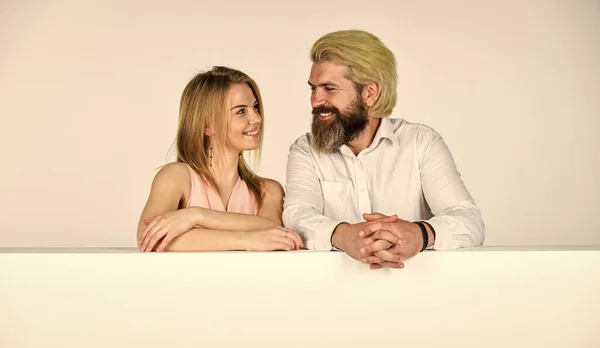 Bu aşktır. Genç aile fotoğrafı. Sakallı adam ve kadın. Gülümseyen kızın sarı saçları var. Tişörtlü, acımasız, olgun hippi. Kopya alanı olan bir çift. Arkadaşlık ya da aşk. Mutlu çift stüdyoda. — Stok fotoğraf