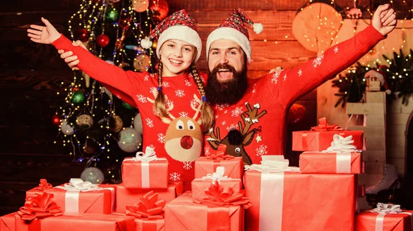 Fijne feestdagen. Papa en kind openen kerstcadeaus. Favoriete jeugdherinneringen aan Kerstmis. Vader bebaarde man en dochter in de buurt van kerstboom. Cadeaus voor dichtstbijzijnde. Breng tijd door met uw familie — Stockfoto