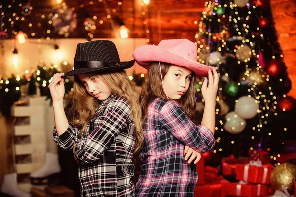 Concepto de fiesta de Navidad. Chicas hermanas sombreros de carnaval disfraces fiesta de año nuevo. Los amigos de los niños celebran vacaciones de invierno. La familia celebra la Navidad. Ambiente festivo. Fiesta de disfraces. La fiesta está en marcha — Foto de Stock