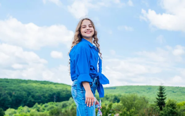 Enfant gai porter des vêtements décontractés en denim extérieur, enfance — Photo