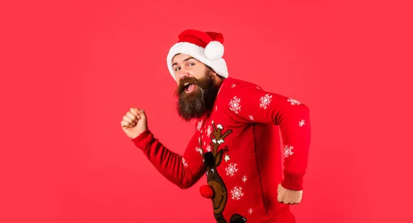 Despacha-te. homem maduro em camisola fundo vermelho. pronto para presentes de Natal e presentes. ano novo compras descontos. Hora da festa de Natal. O Pai Natal barbudo de chapéu. celebrar a festa — Fotografia de Stock