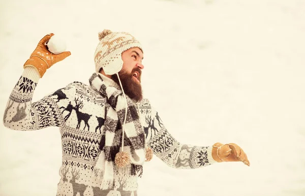 A legjobb ünnep. téli szezon. Karácsonyi hótevékenység. férfi szórakozás szabadban. téli szünet. Karácsony előtti reggel. Szakállas férfi meleg ruhában. Boldog új évet! boldog hipster játszani hógolyókat — Stock Fotó