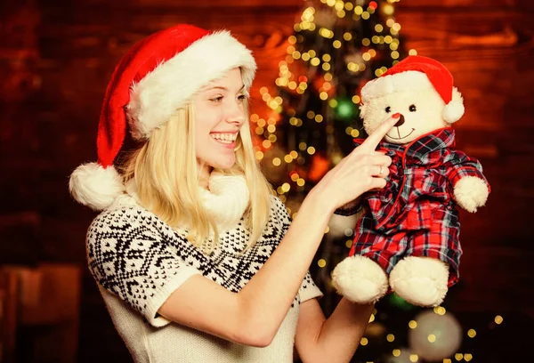 As melhores férias. mulher feliz amor presentes. Vendas de compras de inverno. presente de Natal Natal. Humor de férias. menina alegre chapéu de Papai Noel vermelho. última preparação. Tempo de Natal. celebrar o ano novo em casa — Fotografia de Stock