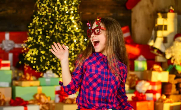 Var lycklig. semesterförsäljning och rabatt. barndoms lycka. Barn väntar på gåva. dekorera ditt liv. God jul och gott nytt år. liten flicka bär fest glasögon kärlek presenter. Dags att handla jul — Stockfoto