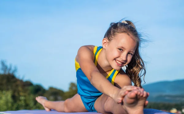 Boldog gyerek sport edzés ruhák edzés szabadban, bemelegítés — Stock Fotó