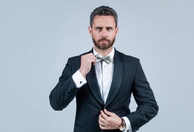 Smokinli başarılı iş adamı resmi etkinlikte papyonlu, şarap garsonu.