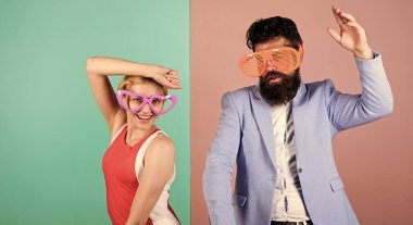 Çiftler eğleniyor. Ofis partisi. Başarıyı kutluyoruz. Birlikte dans etmek. Keyfin yerinde. Rahatla ve eğlen. Şirket kültürü. Tatili kutluyoruz. Sakallı adam, güzel kadın parti gözlükleri kutluyor.