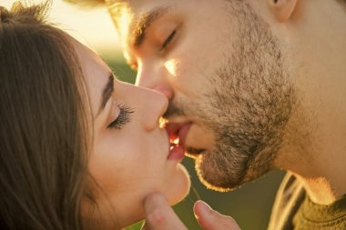 Yakından öp. Dudaklarının dokunuşu. Şehvetli bir kavram. Baştan çıkarıcı bir öpücük. Arzu. Romantizm konsepti. Cinsel enerji. Aşık seksi bir çift. Kız ve yakışıklı adam öpüşüyor. Baştan çıkarma ve ön sevişme. Şehvetli bir öpücük
