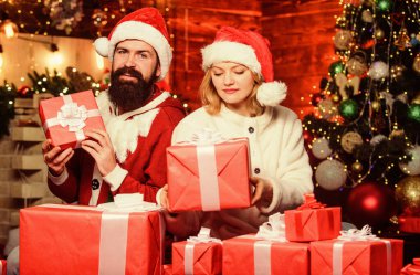 Sevgi dolu bir çift Noel ağacı arkaplanlı hediyeler açıyor. Birbirine aşık çiftler Noel kutlamalarının tadını çıkarırlar. Aile Noel hediyeleri hazırladı. Noel bağışlama zamanıdır. Bizim için bir sürü kutu var.