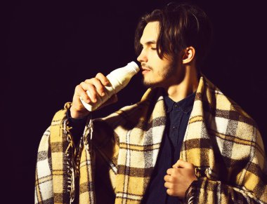 Ekoseli sakallı adam.