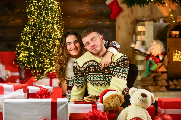 Feliz mujer y hombre. Celebrar el año nuevo en casa. Venta de compras de invierno. Humor de vacaciones. Pareja enamorada. En Navidad. Regalo navideño. Tiempo en familia. Felicidad y alegría. Las mejores vacaciones. Ideas de vacaciones —  Fotos de Stock