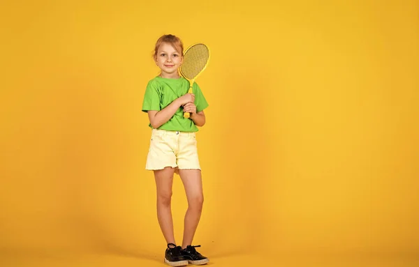 Club de tennis pour enfants. Joueur de tennis avec raquette. Activité de l'enfance. Fitness apporte santé et énergie. Entraînement de gymnastique de l'adolescente. Succès du sport. Joyeux enfant jouer au tennis. Entraînement tennis — Photo