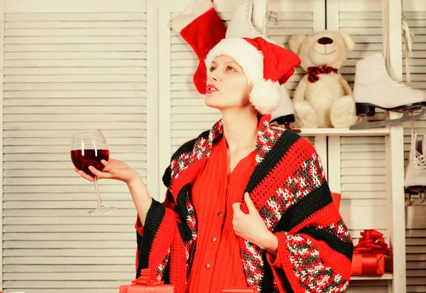 クリスマスが来る。クリスマスの構図。休暇の準備はいいか。居心地の良いプレイで幸せな女性。女の子は赤ワインを飲む。幸せな新しい2020年。メリー・クリスマス。クリスマスの朝の喜び。サンタ・ハットさん — ストック写真