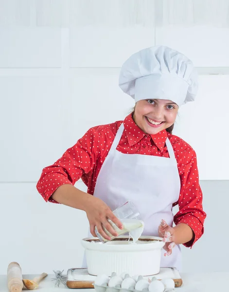 Je travaille. Concept de saine alimentation et mode de vie. fille faisant de la pâte à partir de farine et d'œufs. régime alimentaire et santé. école culinaire. cuisine traditionnelle. gamin s'amuser avec de la nourriture à la cuisine. Enfant et cuisson — Photo