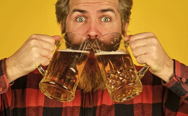 Brutal barbudo macho bebe cerveza de vidrio. Cervecería. Cantinero con estilo o barman en el bar. recreación. Sostén un vaso de cerveza. hipster en el mostrador del bar. divertirse viendo fútbol — Foto de Stock