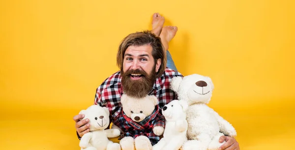Hombre barbudo brutal usar camisa a cuadros con barba exuberante y bigote con juguete de oso de peluche, feliz cumpleaños —  Fotos de Stock