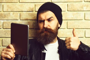 Sakallı, Kafkas hippisi, elinde tablet.