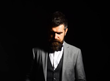 İş ve tarz kavramı. Ciddi yüzlü bir iş adamı.