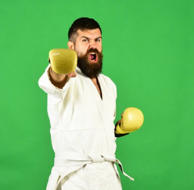Sağlıklı yaşam tarzı ve spor anlayışı. Öfkeli suratlı karateci.