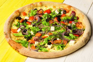 İtalyan mutfağı ve yemek dağıtım konsepti. Domatesli pizza.