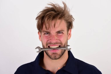 Ayrıntıları düzeltmek veya sıkmak için anahtar aracı.