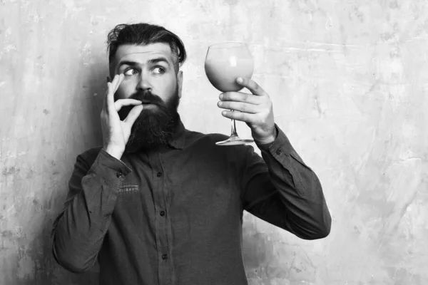 Brutale hipster met tropische alcoholische verse cocktail — Stockfoto