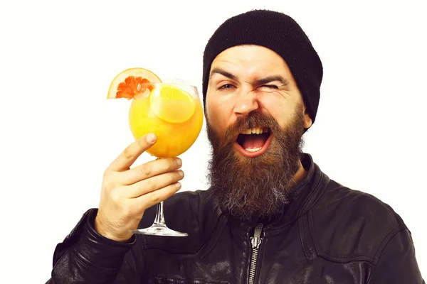 Brutale blanke hipster met alcoholische drank of verse cocktail — Stockfoto