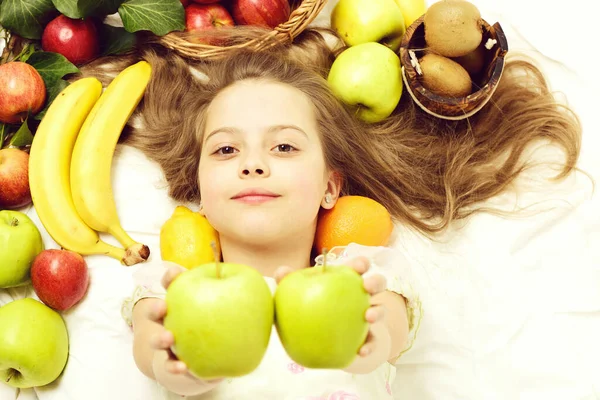 Παιδί, χαριτωμένο κοριτσάκι που με πολύχρωμα φρούτα — Φωτογραφία Αρχείου