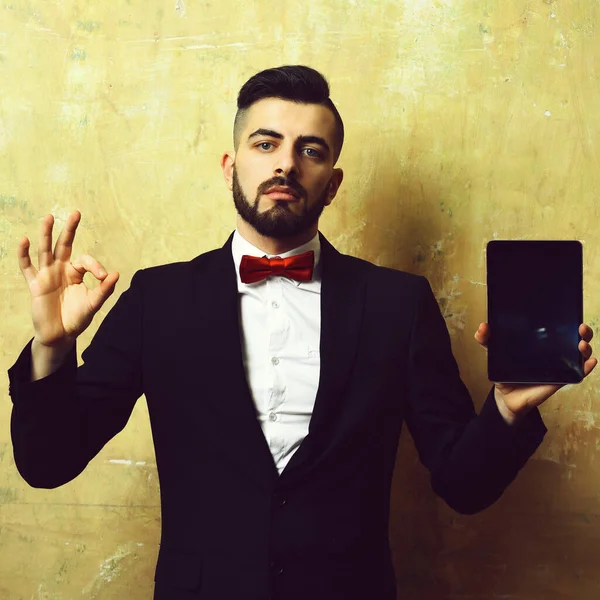 ひげそりのビジネスマンの手にOKサインと黒のタブレット — ストック写真