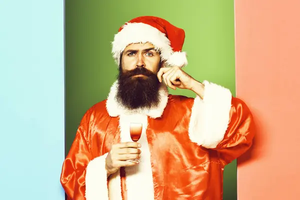 Seriózní vousatý Santa Claus muž — Stock fotografie