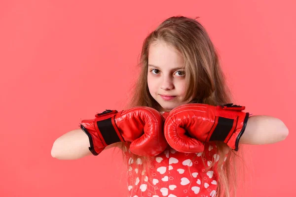 Kid pose en guantes de boxeo sobre fondo rojo —  Fotos de Stock
