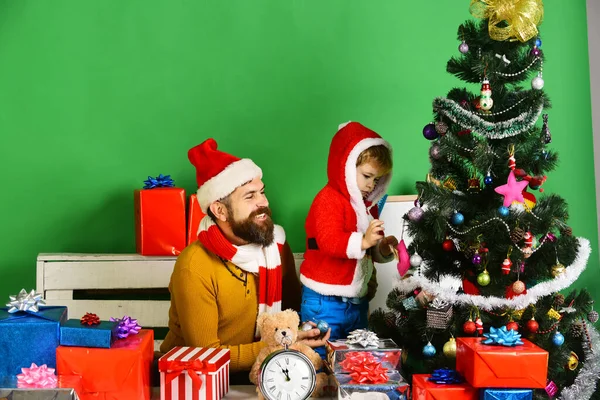 クリスマスツリーを飾る子供の息子と幸せな家族 — ストック写真