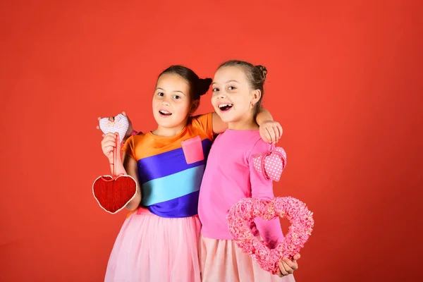 Kinderen vieren Valentijnsdag. Zusters met harige en zachte harten — Stockfoto