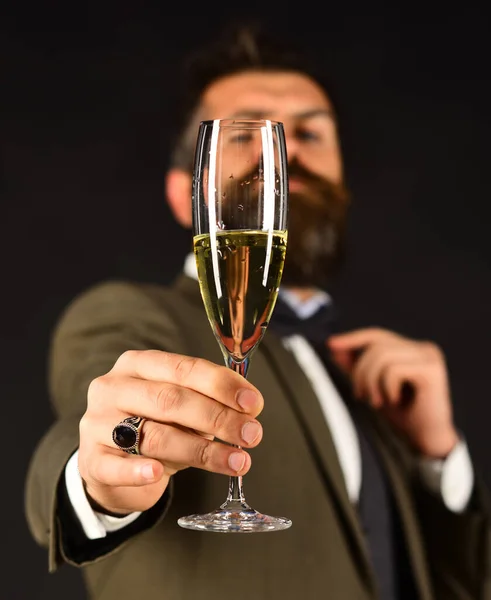 Man met baard houdt glas champagne vast. — Stockfoto