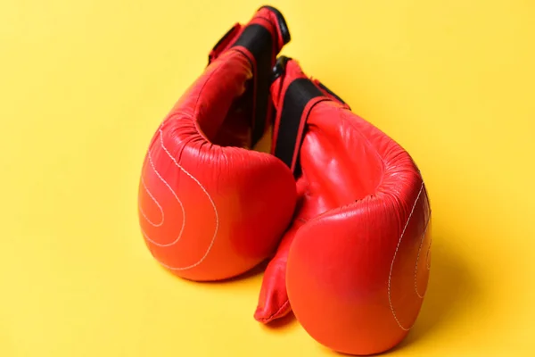 Par de guantes de boxeo uno al lado del otro. —  Fotos de Stock