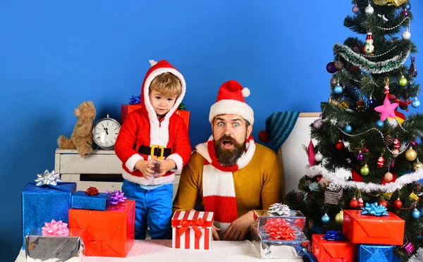 La famiglia di Natale apre regali su sfondo blu — Foto Stock