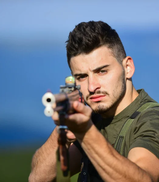 Passatempo masculino brutal. Medidas de segurança. Ambiente natural. Hunter passa a caça ao lazer. Equipamento de caça. Homem observando fundo da natureza. Hunter segura na espingarda. Hunter cara bonito com arma — Fotografia de Stock